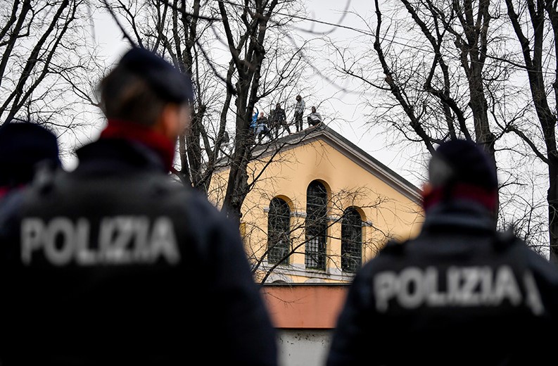 Массовые бунты вспыхнули в итальянских тюрьмах из-за эпидемии коронавируса бунт,ЕС,Эпидемия