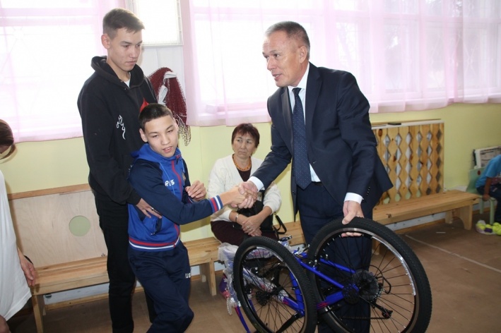 Родители мальчика-инвалида, которому чиновник подарил велосипед: «Мы были в шоке. И сын тоже» власть,дети,инвалиды,общество,россияне,Чиновники