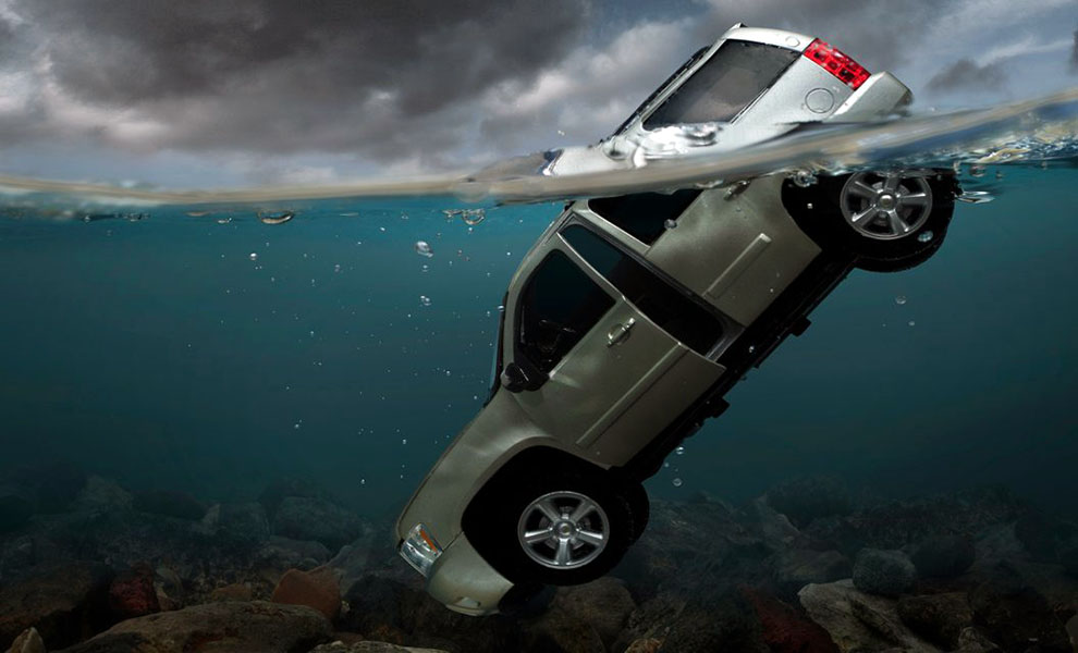 Как выбраться из упавшей в воду машины, если окна электрические и нет ручных стеклоподъемников