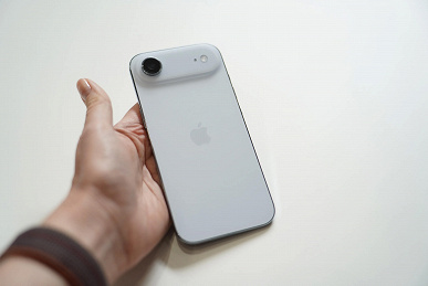 Так выглядит самый тонкий iPhone в истории. Живые фото iPhone 17 Air сразу после премьеры