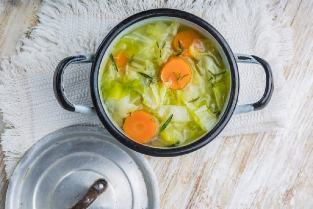 Летние щи: с капустой, с крапивой, со щавелем и другими вкусностями Летние щи: с капустой, с крапивой, со щавелем и другими вкусностями промойте, нарежьте, минут, добавьте, мелко, затем, специи, хорошо, бульон, зелень, очистите, морковь, Варите, влейте, массу, shutterstockcom, снимите, кипения, сковороду, можно