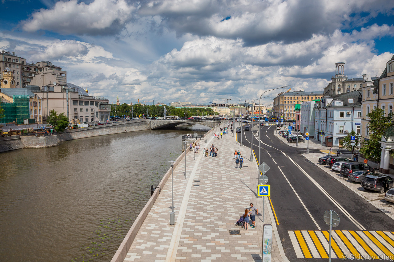 Московская набережная. Якиманская набережная Москва. Река Якиманка. Якиманка Москва река. Якиманка пешеходная набережная Москва.