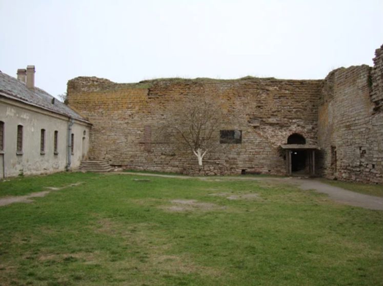 Двор Шлиссельбургской крепости, в котором были казнены заговорщики