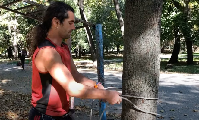 Залезаем на любое дерево с помощью веревки: видео дерево, стволу, проскальзываниния, конца, второго, узелИз, дополнительный, сделать, можно, поясе, избежания, формируем, системе, узлом, альпинистским, цепляется, веревка, рукеДалее, веревки, Залезть