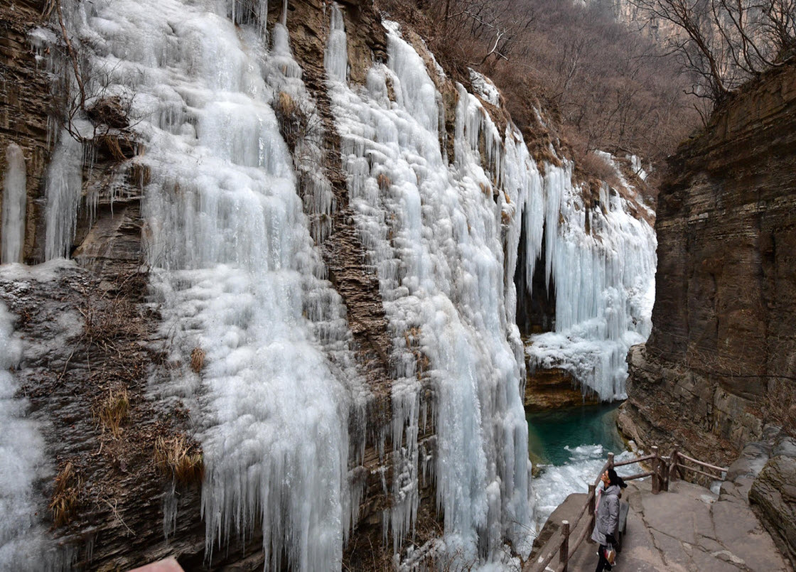 замерзший водопад в китае