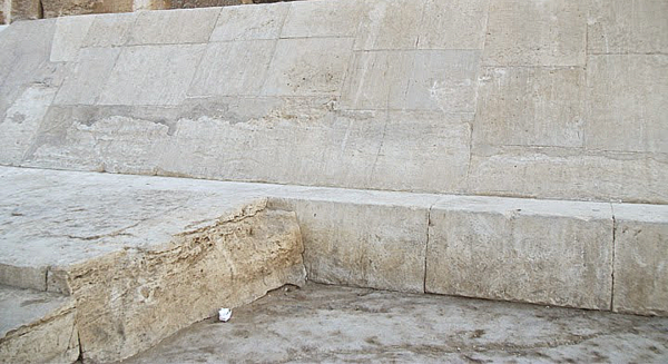 Остатки известковой облицовки  основания пирамиды Хеопса
