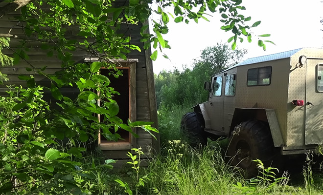 Посреди тайги мужчина нашел избу высотой в четыре этажа. Он поднялся на самый верх и попробовал переночевать 