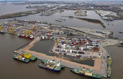 На фото: вид сверху на порт Санкт-Петербург
