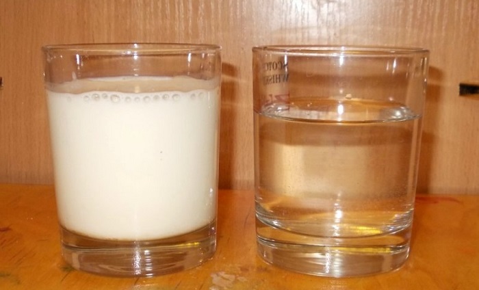 Налейте в стакан воды, а затем капните молока. / Фото: kroshkindom59.ru