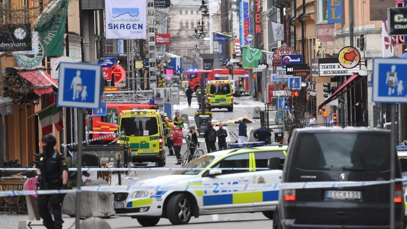 Власти Швеции назвали въезд грузовика в толпу в Стокгольме терактом