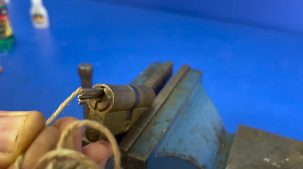 7 способов как достать сломанный ключ из замка