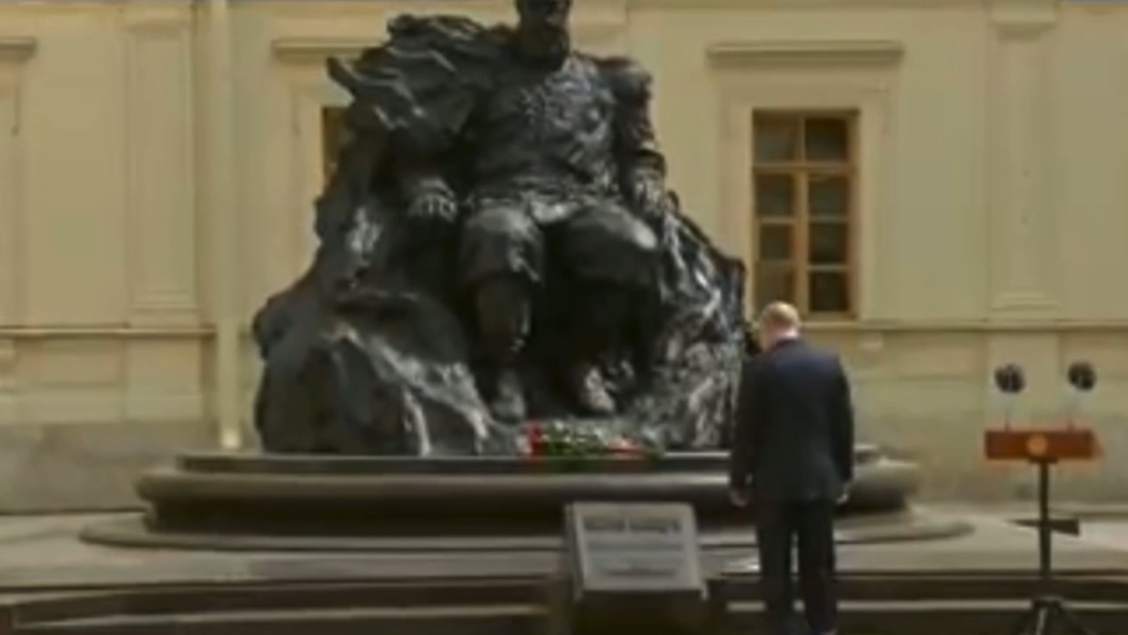 Президент РФ посетил открытие памятника Александру III в Гатчине