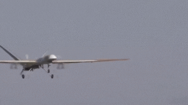 Пуск управляемой ракеты "Воздух-поверхность" с БПЛА "Орион" (GIF видео).