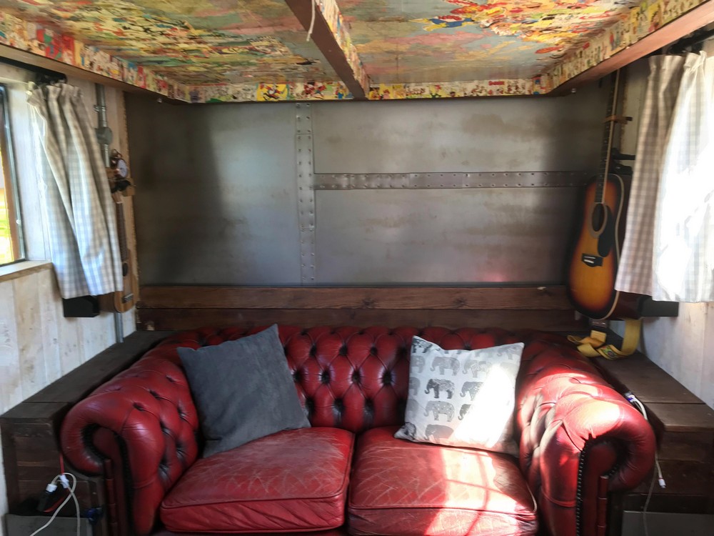 Британец устал платить аренду за жилье и превратил старый армейский грузовик в дом мечты за £15 000 Британец устал платить аренду за жилье и превратил старый армейский грузовик в дом мечты за £15 000