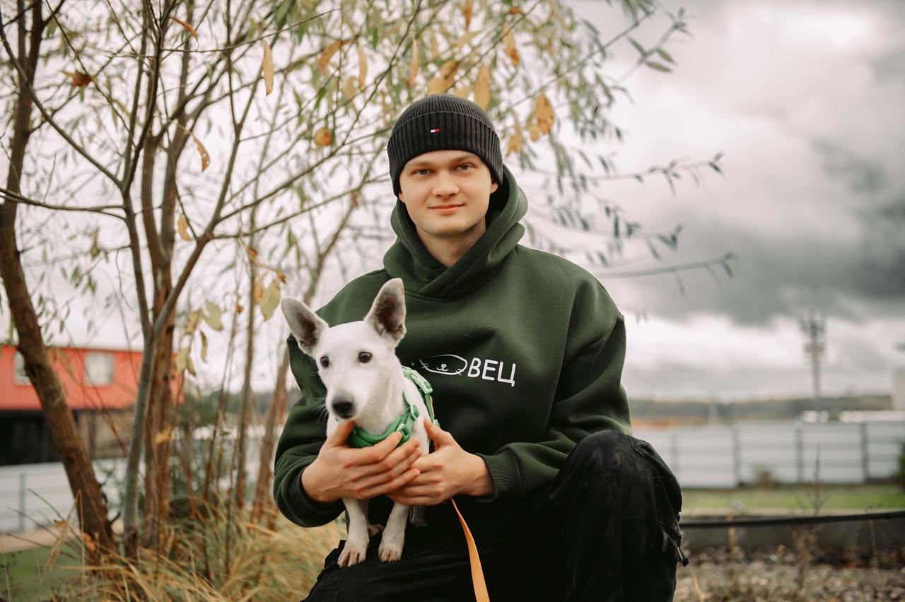 Ловец Владимир показывает фото спасённого пса