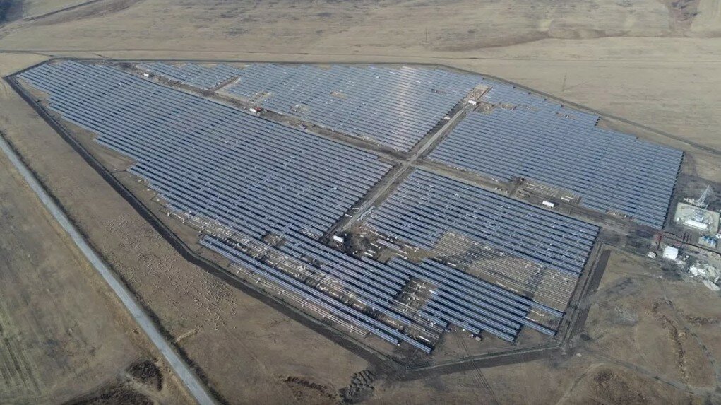 Усть-Коксинская СЭС мощностью в 40 МВт, запущенная в 2019 году, является самой крупной солнечной станцией в Сибири.