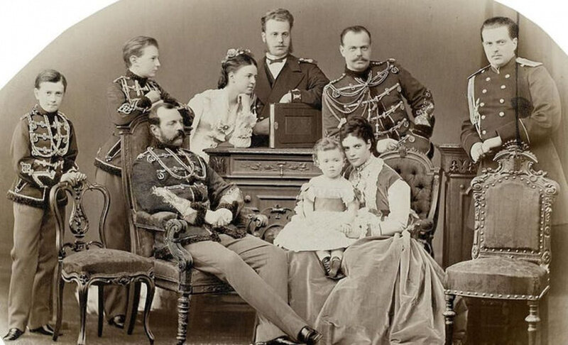 Александр II с семьёй. Второй справа в верхнем ряду – будущий Александр III