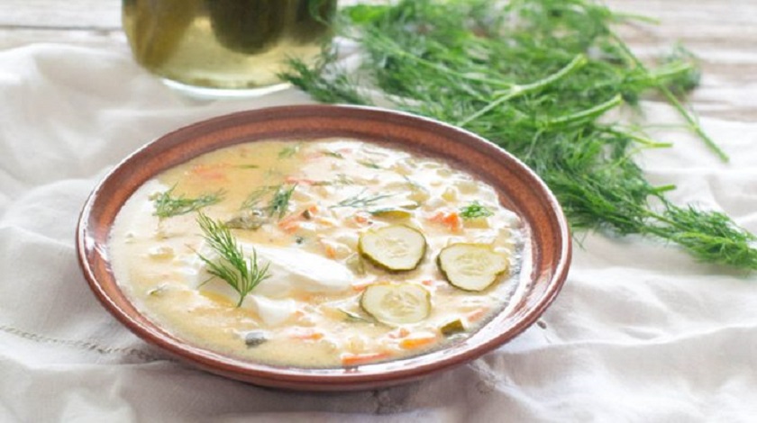 Вкусный суп с солеными огурцами: легкий бульон с овощами