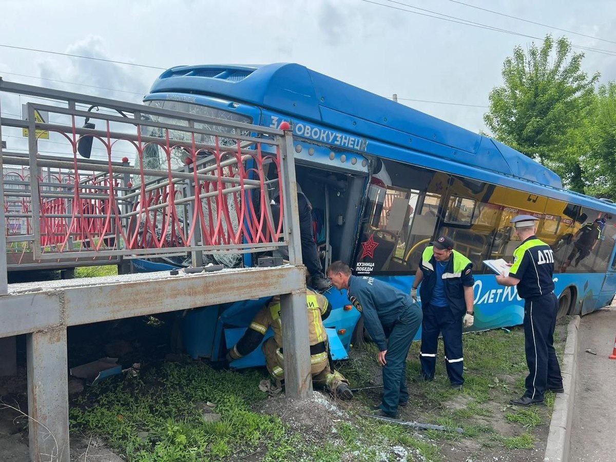 Пассажирский автобус в Новокузнецке врезался в железную опору