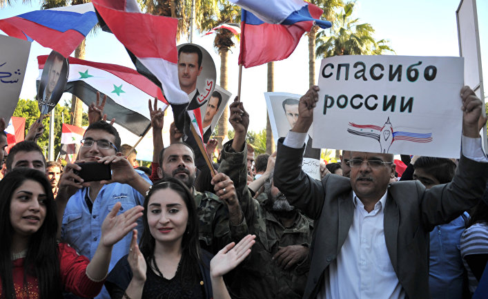 Участники митинга в Тартусе в поддержку операции Воздушно-космических сил РФ в Сирии Участники митинга в Тартусе в поддержку операции Воздушно-космических сил РФ в Сирии