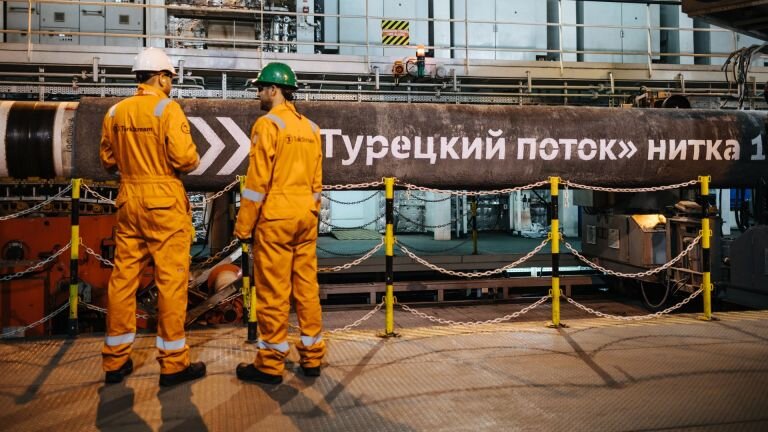 Москва, возможно, поучаствует в создании иранского газового хаба. Хотя это выглядит странно. Если Россия поможет Ирану выйти с его газом на международный рынок, то он станет серьезным конкурентом.-2