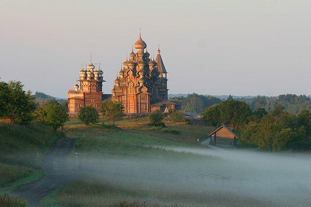 10. Музей-заповедник Кижи
Музей расположен в 68 километрах от столицы Карелии г. Петрозаводска в водах Онежского озера в центре островов Кижские шхеры. С 1993 года музей включен в список «Особо ценных объектов культурного наследия народов Российской Федерации». Музей представляет собой миниатюрную модель Карелии, отображенную в деревянном зодчестве. В музее собраны уникальные постройки, завезенные на остров с разных уголков Заонежья.