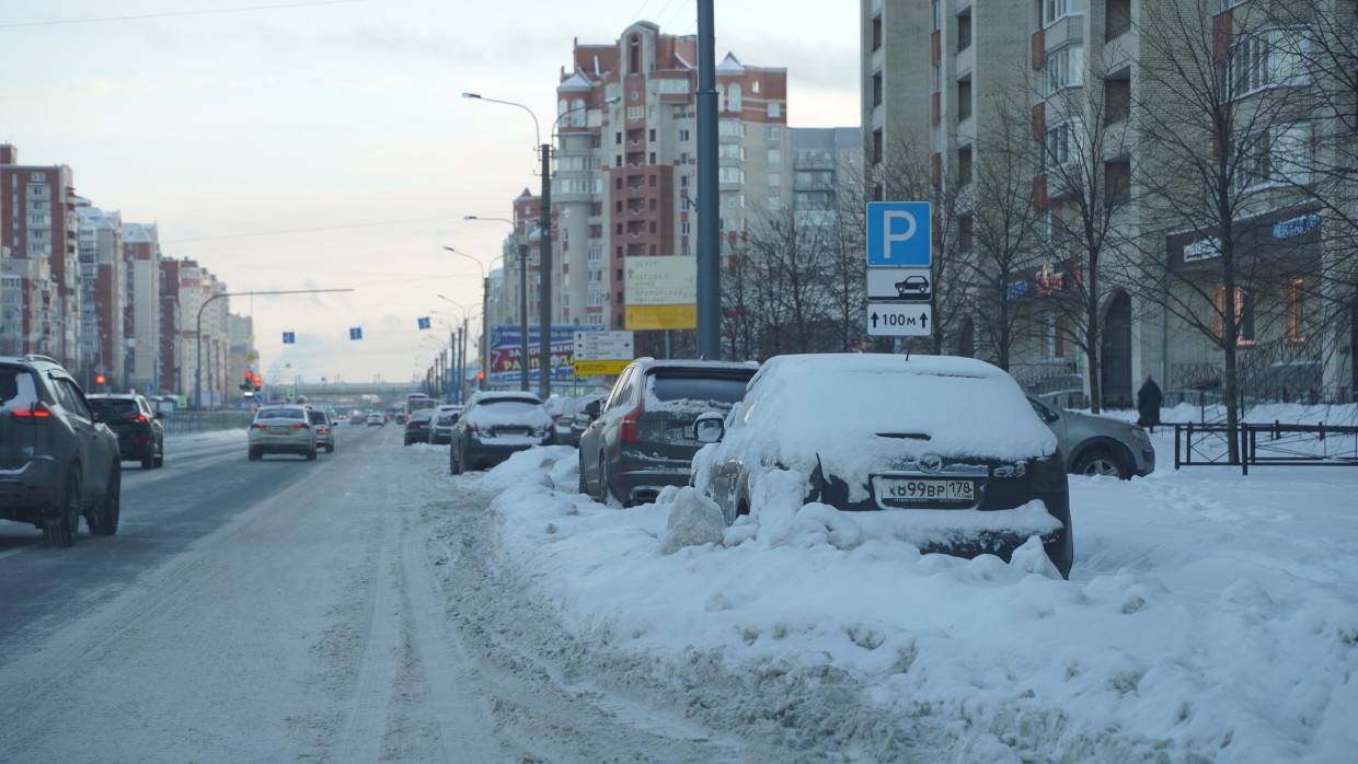 Скользкая дорога стала причиной массовой аварии на Дальневосточном проспекте в Петербурге