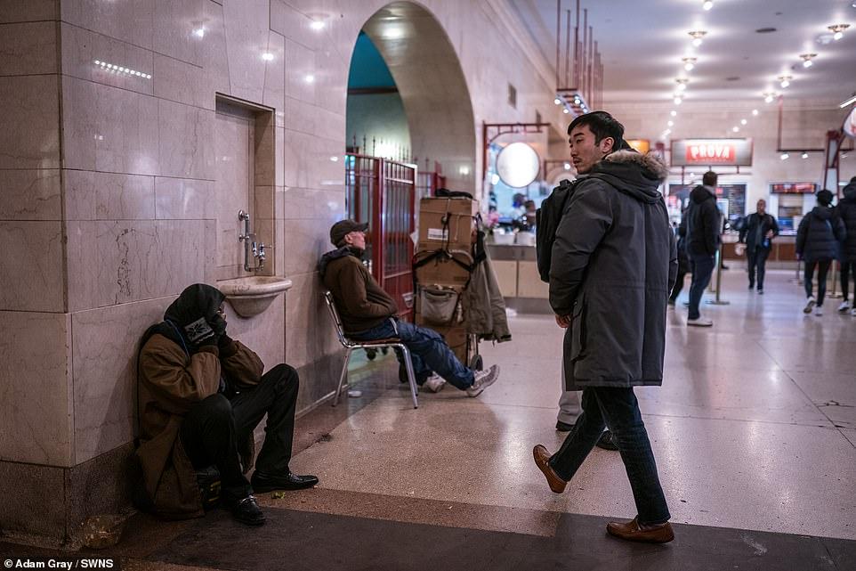 Бомжи в метро москвы