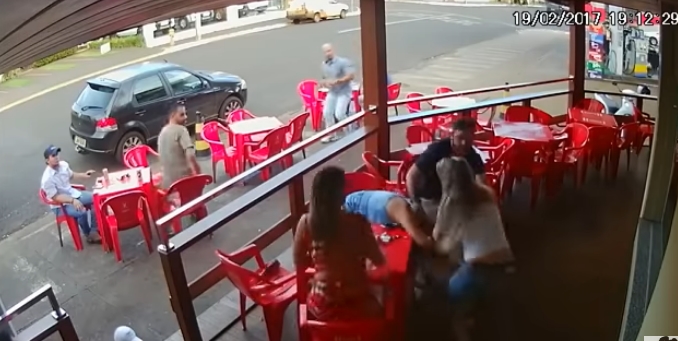 Горячие бразильские девы не поделили мужика, в драке участвуют все! 