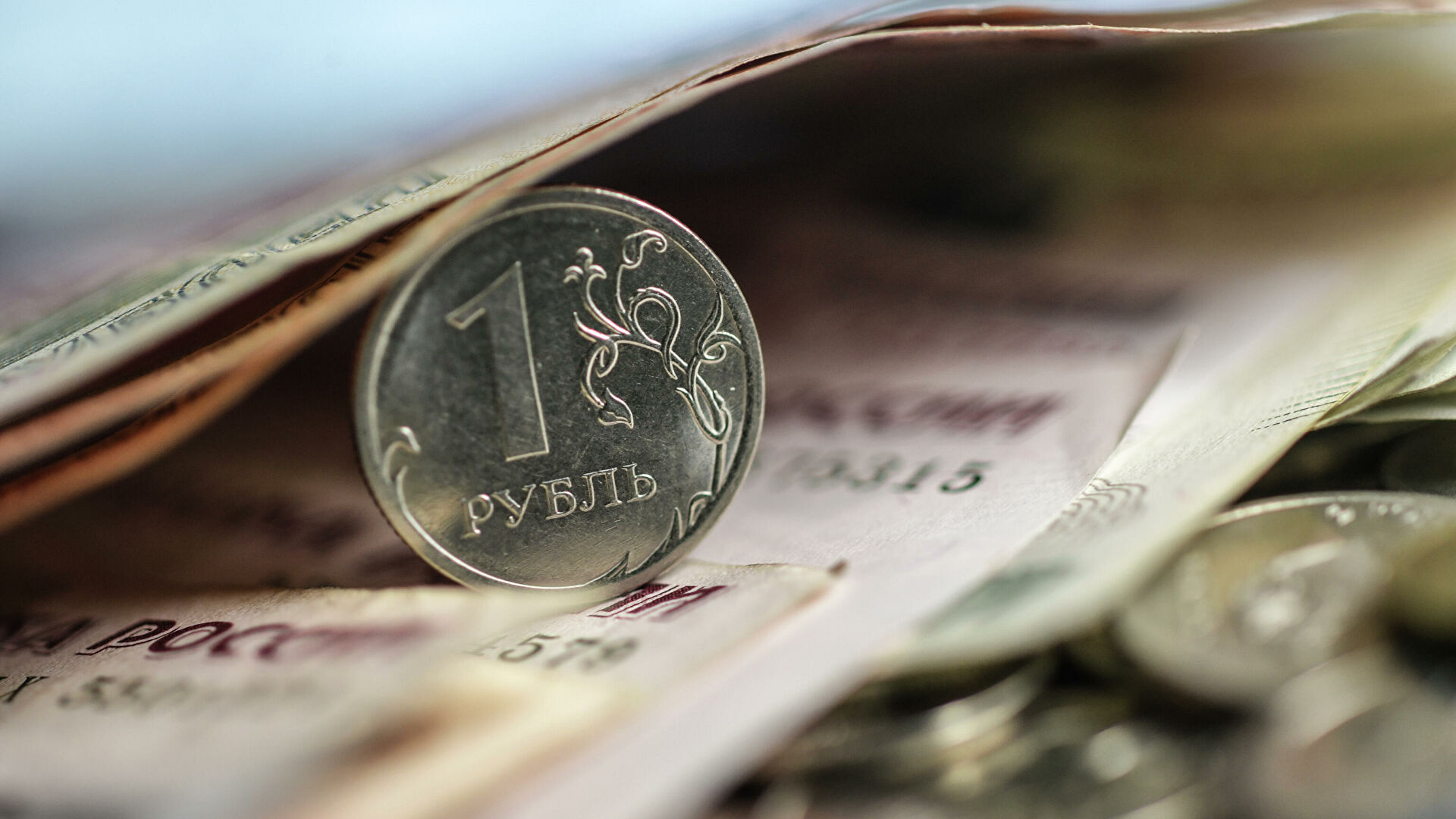 Ренессанс Капитал: ЦБ примет срочные меры в случае падения рубля для стабилизации рынка