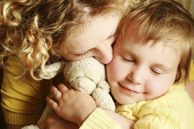 Почему нужно обязательно обнимать ребенка – 8 причин