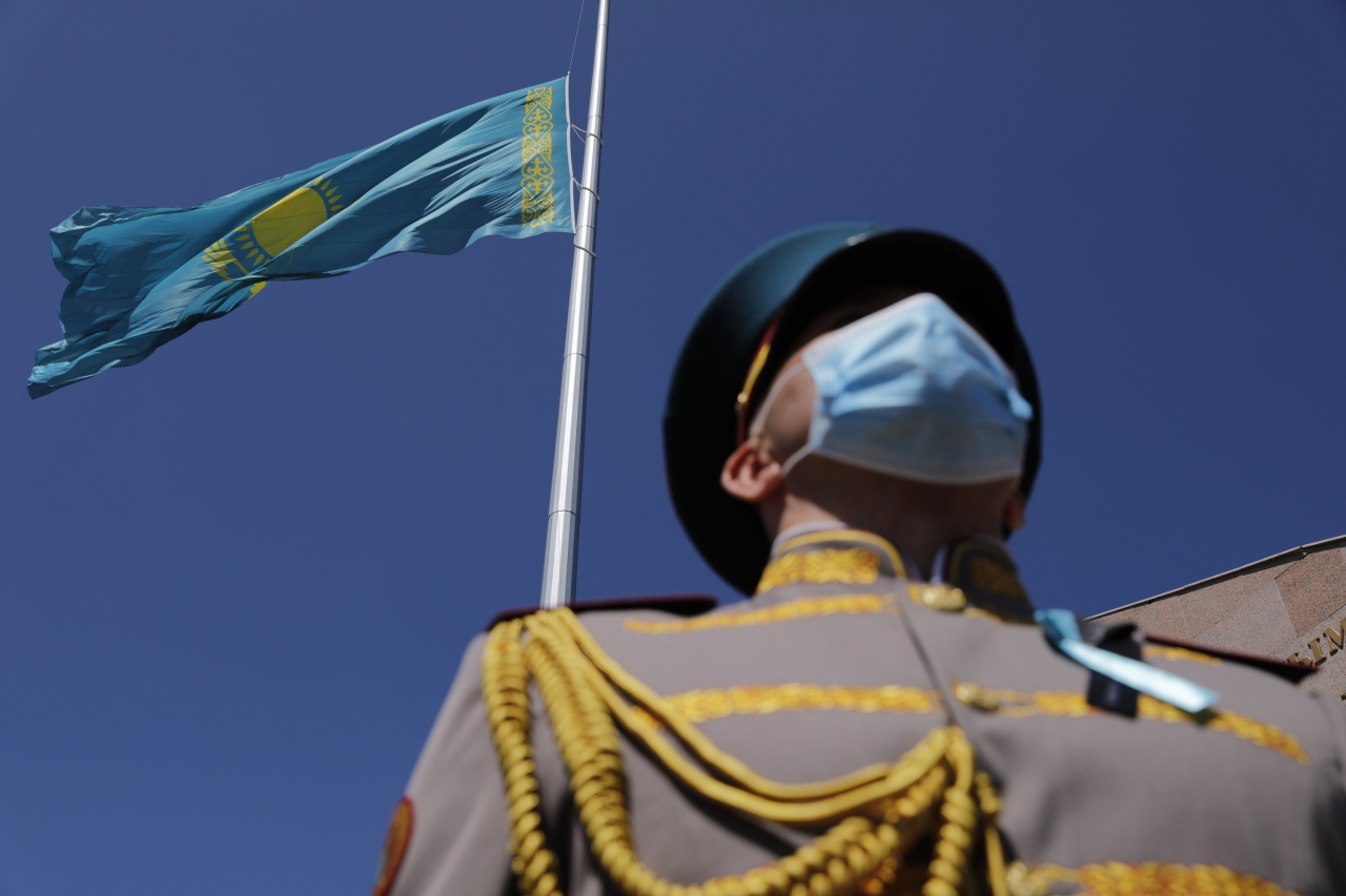 Флаг траура фото. Флаг Казахстана. Казахстан и Украина. Военный флаг Казахстана. День флага Казахстана.