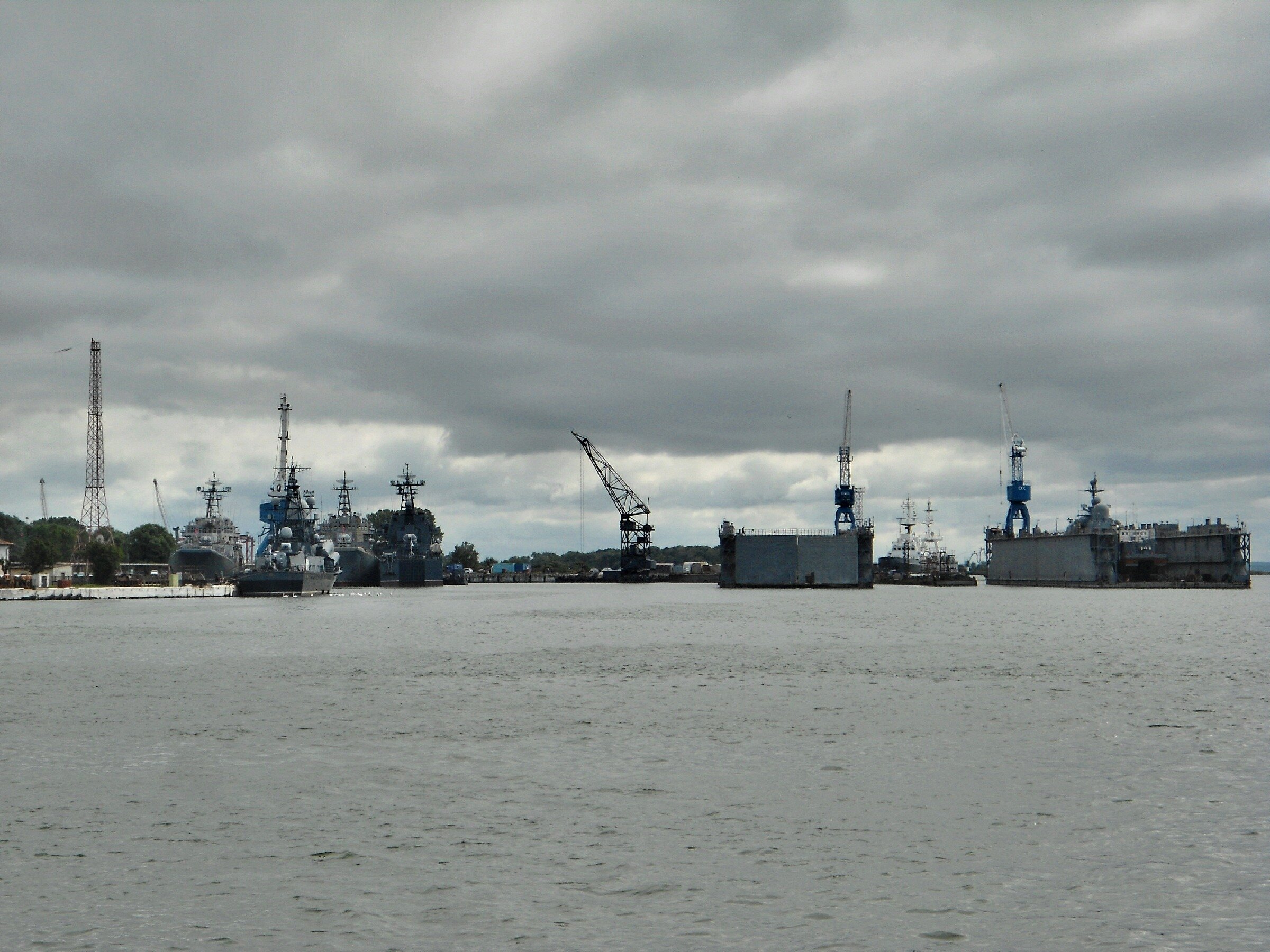 Заброшенный немецкий аэродром Люфтваффе Нойтиф. Начало. Заброшенный немецкий аэродром Люфтваффе Нойтиф. Начало.