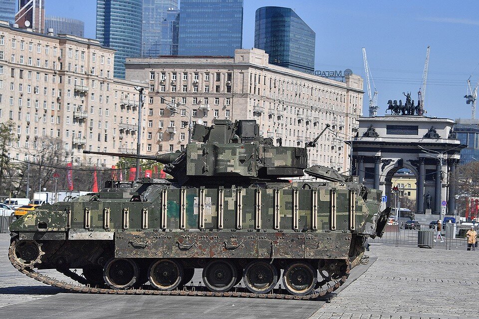    Американская БМП М2 Bradley на выставке трофейного вооружения из зоны СВО в Москве. Иван МАКЕЕВ