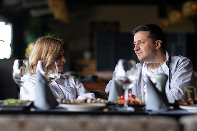 Владимир и Елена Зеленские встретились с Милой Кунис, Эштоном Катчером и Робин Райт в Киеве Новости