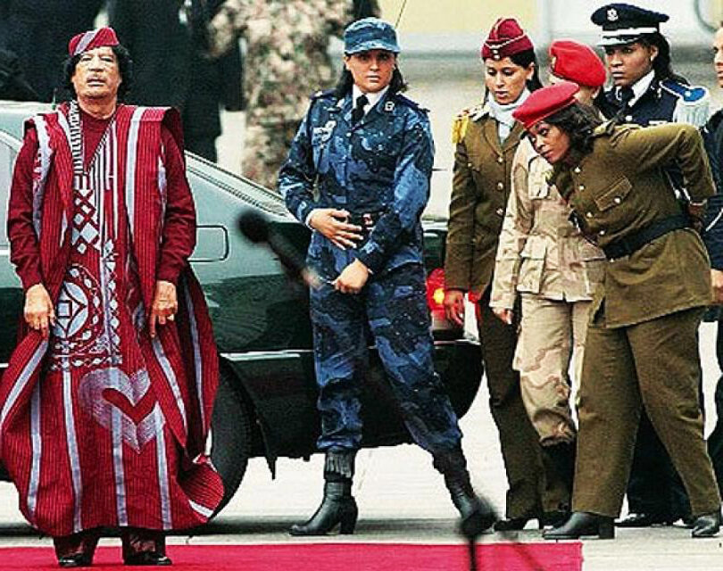 Каддафи на выходе со своей охраной