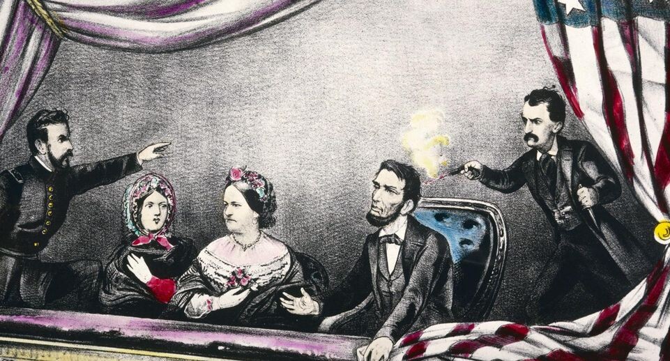    Литография «Убийство Линкольна» печатной компании Currier and Ives, 1865 год. Слева направо: майор Генри Рэтбоун, невеста и будущая жена майора Клара Харрис, жена президента Мэри Линкольн, Авраам Линкольн и Джон Бут. / Global Look Press