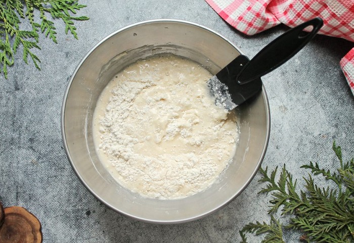 Вытирайте в миску, в которой будете делать тесто. / Фото: povar.ru