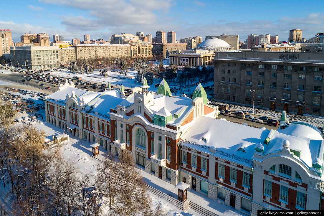 Город научный центр сибири. Краеведческий музей Новосибирск зимой. Новосибирский краеведческий музей зимой. Новосибирск столица Сибири. Снежная столица Сибири Новосибирск.