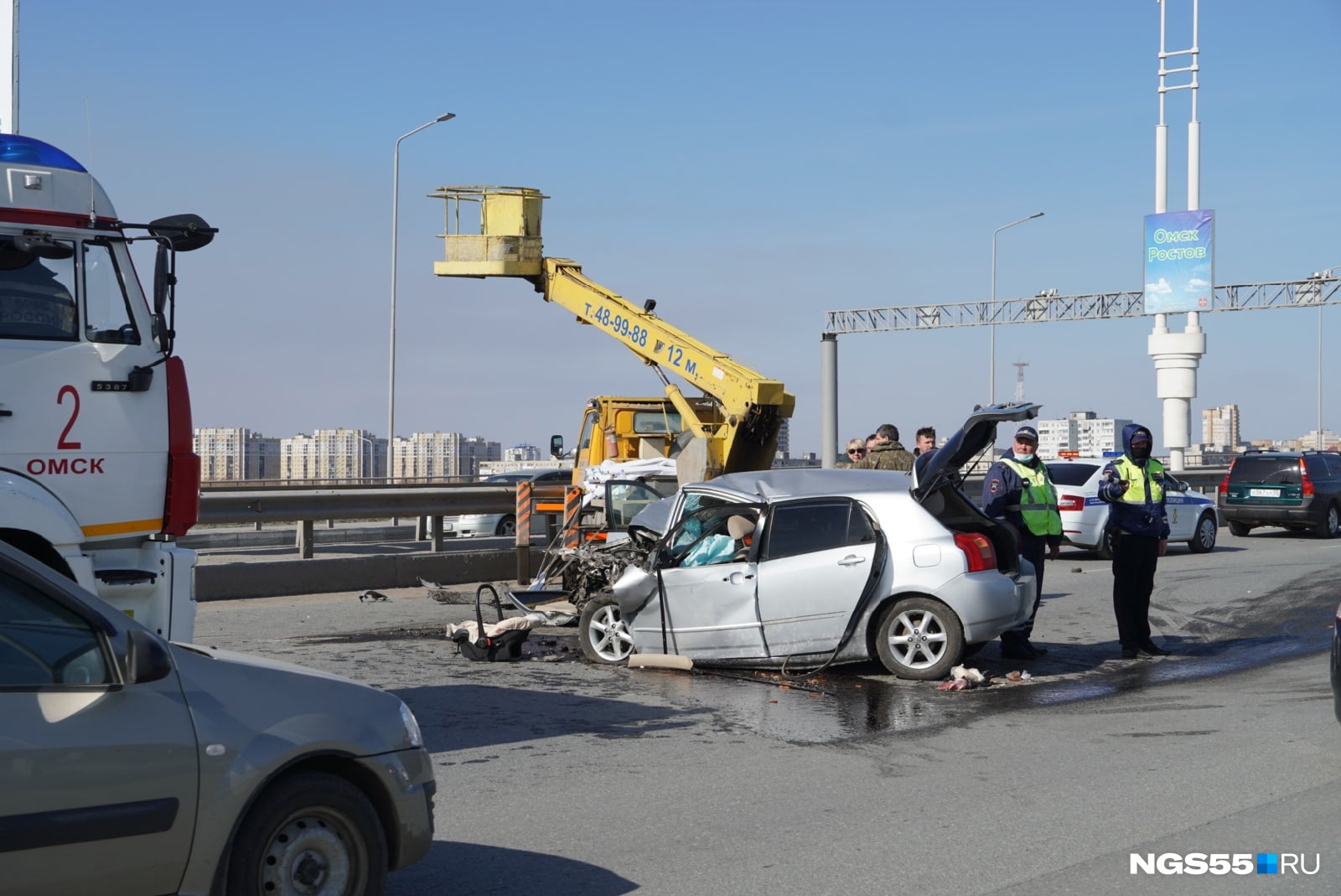 Последние новости омска сегодня. Авария на метромосту в Омске 24.04.2021. Авария Омск метромост Мерседес.