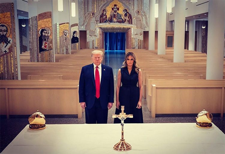 Очередной казус: Дональд Трамп попытался развеселить Меланию перед фотографами, но у него не получилось Дети,Дети знаменитостей