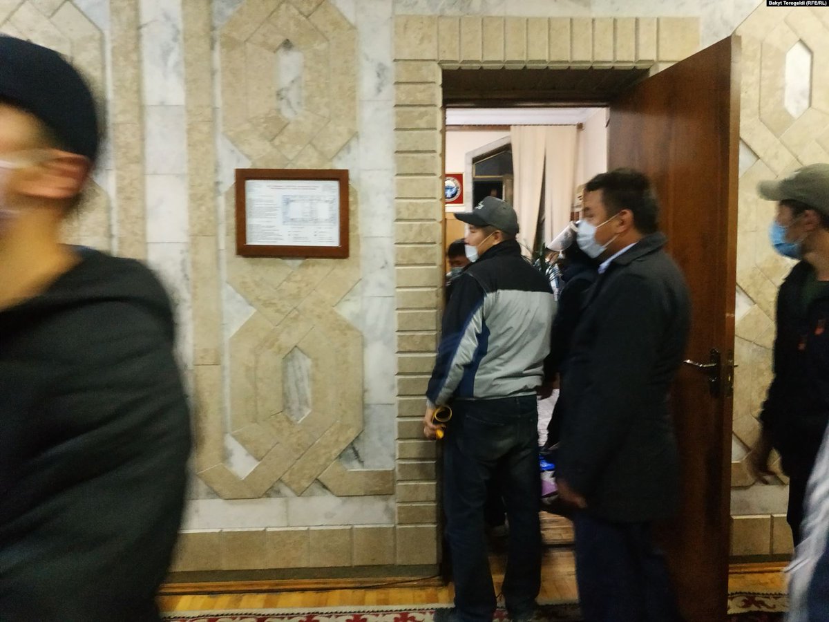 В Бишкеке захватили здание правительства Киргизии В Бишкеке захватили здание правительства Киргизии