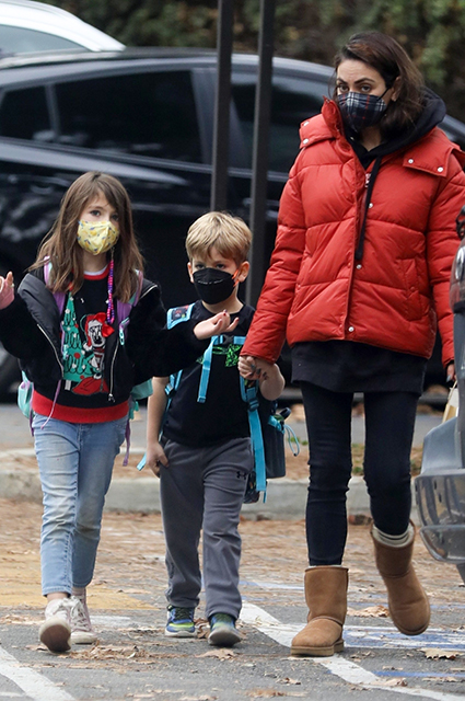 Off-duty: Мила Кунис с детьми на прогулке в Лос-Анджелесе Звездные дети