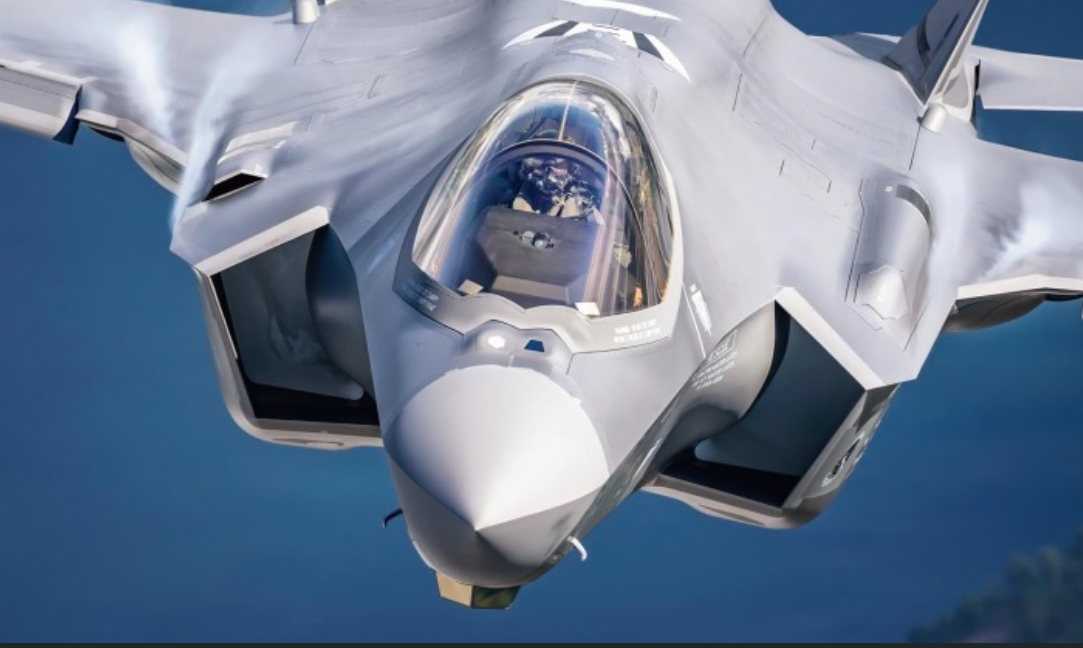 F-35 Lightning II каждый год задает своим создателям новые задачи, решение которых обходится всё дороже. Настоящий самолёт-квест. Фото USAF