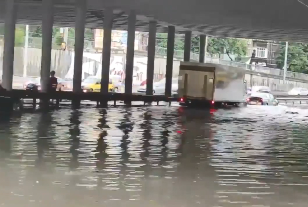 Украинцы затопили. Потоп в метро. Наводнение в Киеве. Потоп в Киеве. Метро затопило.