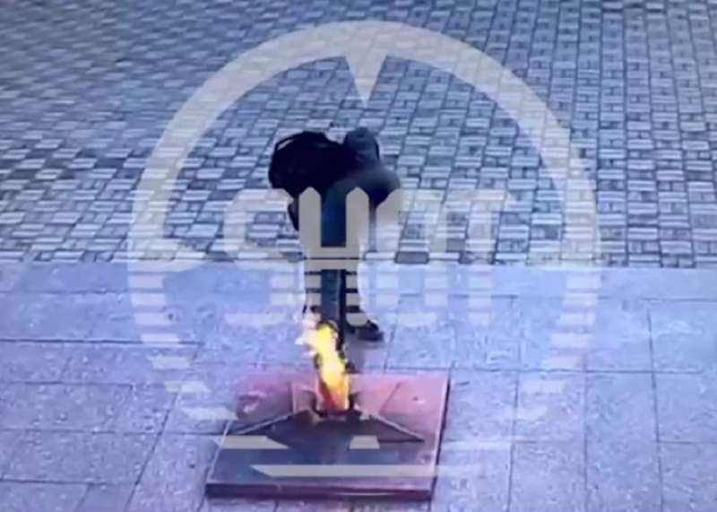 Пятиклассник огнетушителем взорвал Вечный огонь в подмосковном Можайске