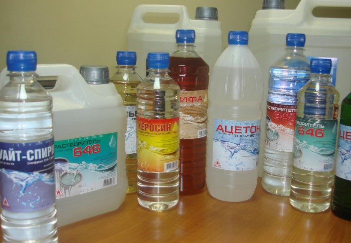 Средства эффективно растворяют жирную основу пластилина / Фото: gidpokraske.ru