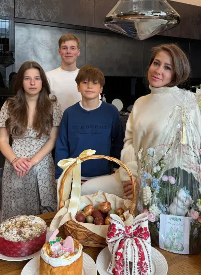 Виктория Шелягова (с куличом за 100 тысяч рублей), Юлия Барановская, Диана Манасир и Кристина Потупчик посетили пасхальный обед Дениса, Барановская, Дарина, Среди, СимачёваКулич, Шелягова, Виктория, Вчера, обедНакануне, обедПасхальный, СимачёваПасхальный, АлексееваКулич, Заболотный, АрхангельскаяИнга, БерманЕвгений, показали, ПотупчикНаталия, АлексееваКристина, ЖидковскийЮлия, МанасирАлексей