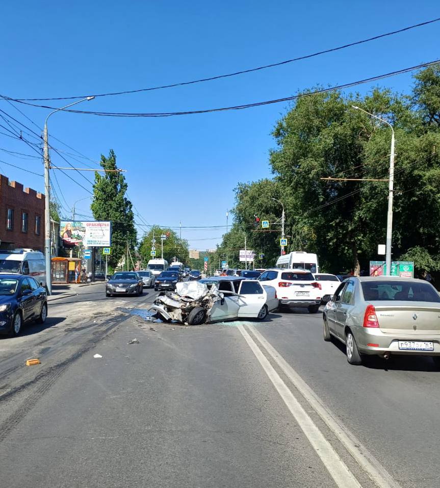 В Ростове водитель легковушки врезался в автобус: есть пострадавшие