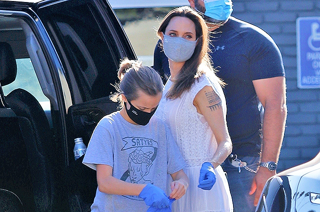 Анджелина Джоли устроила шопинг с дочерью Вивьен после недавнего визита Брэда Питта в их дом